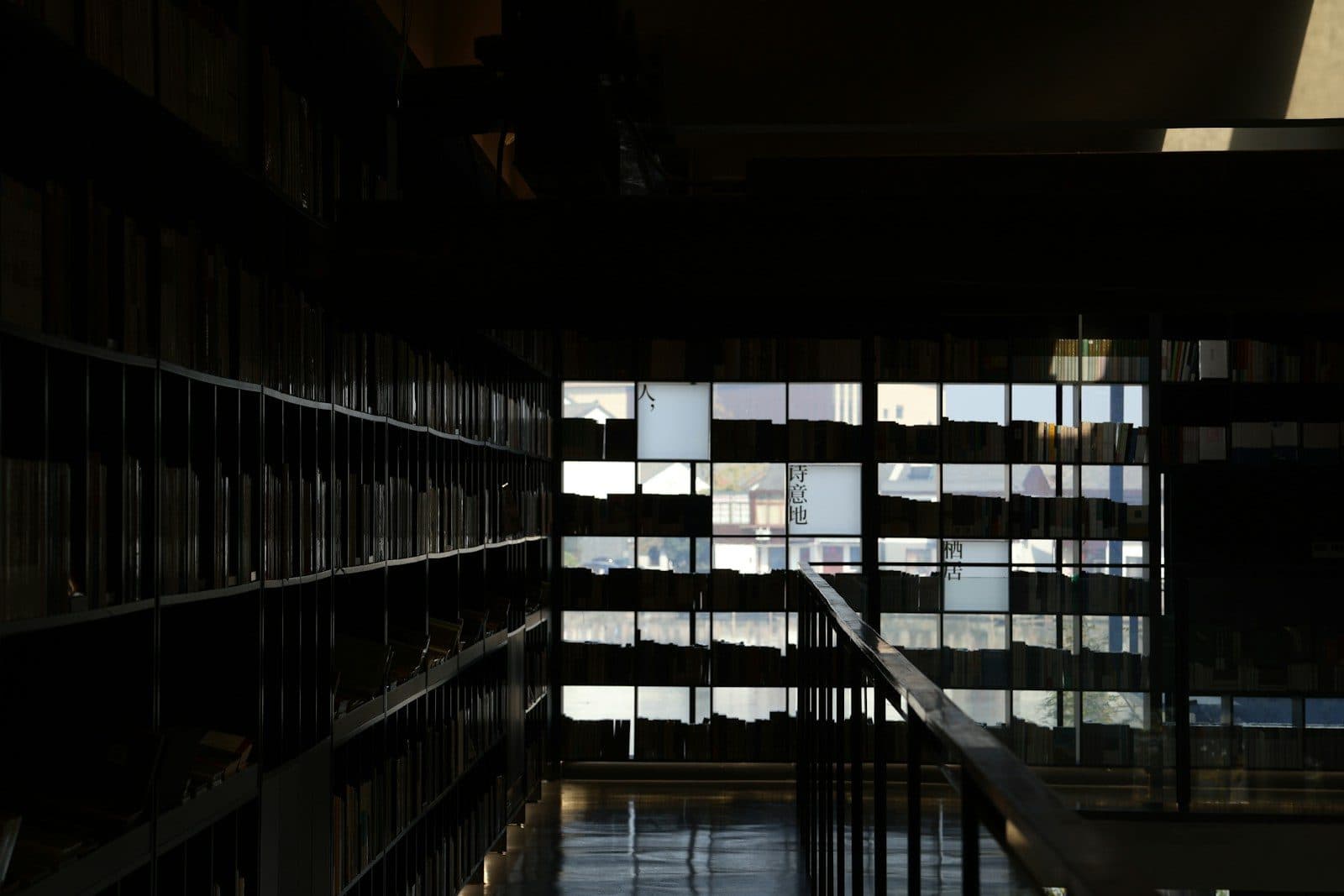 Una pared de biblioteca antigua con escalera, luz rasante